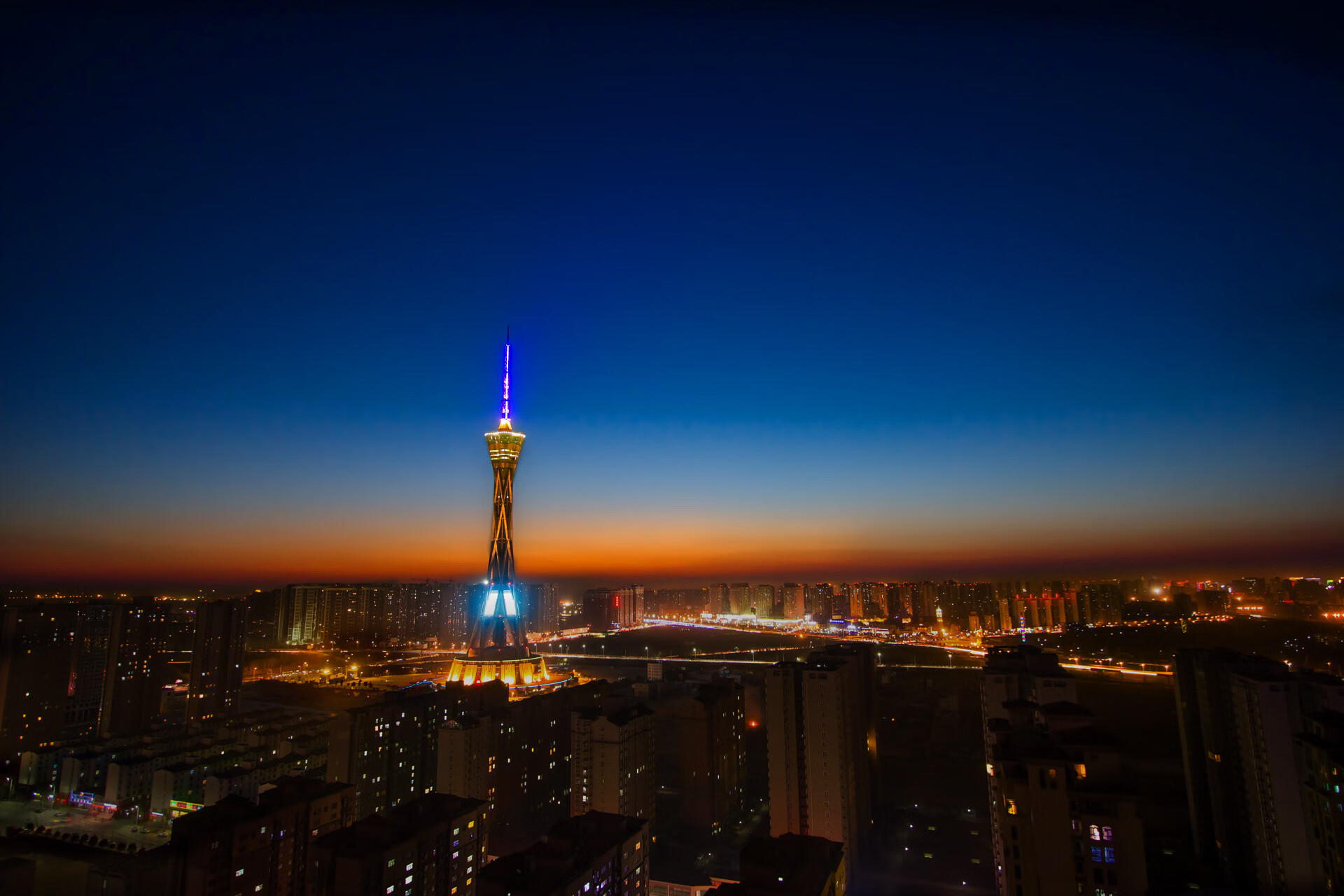 全国铁人三项团体赛激战正酣，铁人三项中国参赛选手